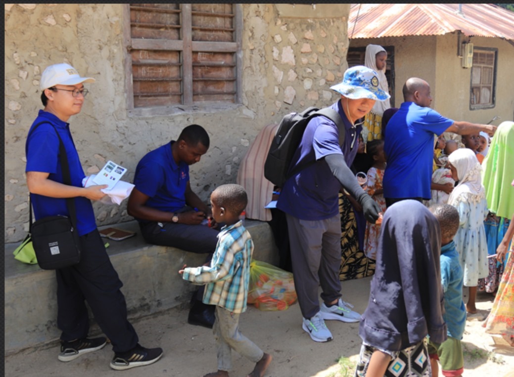 專家組向村民發(fā)放健康教育手冊和健康教育用品。專家組供圖