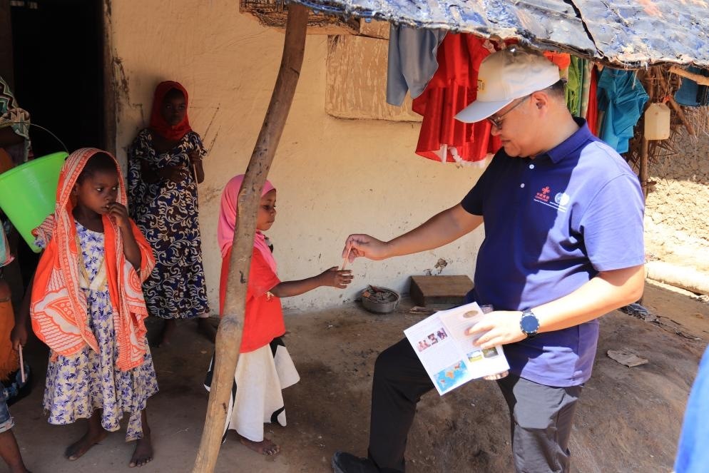 專家組向村民發(fā)放健康教育手冊和健康教育用品。專家組供圖