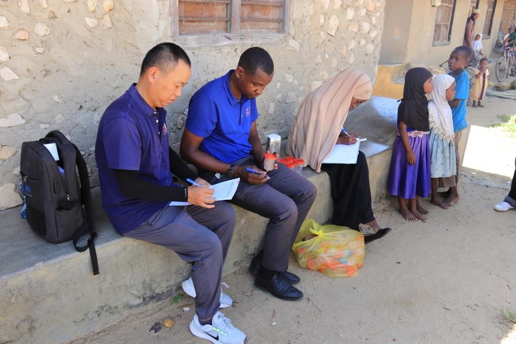 專家組指導(dǎo)非方疾控人員開展疾病篩查工作。專家組供圖