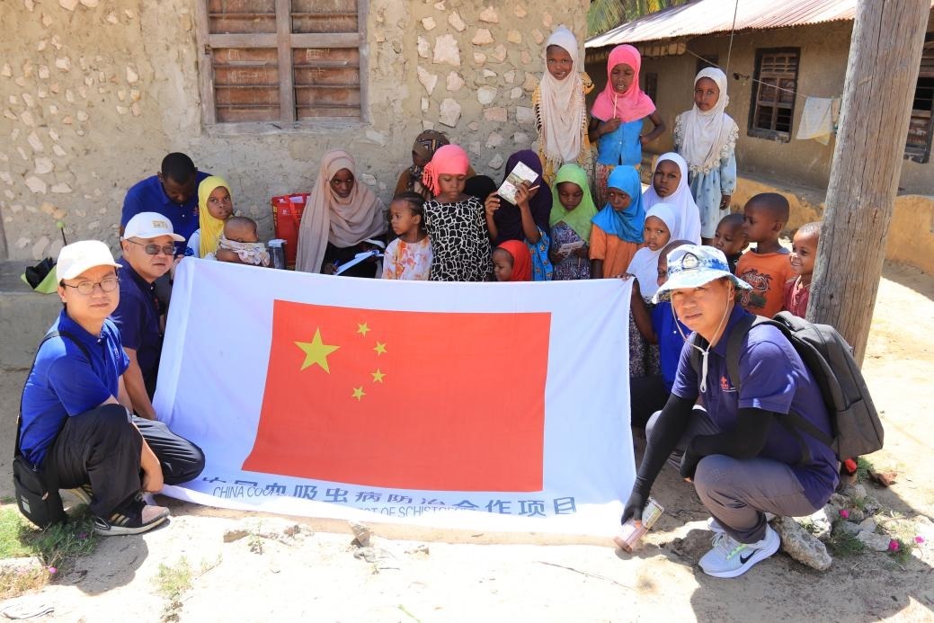 專家組與當(dāng)?shù)卮迕窈嫌?。專家組供圖