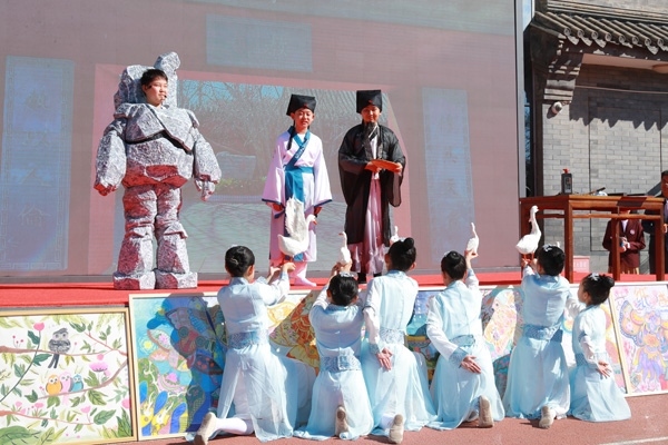 展覽開幕式上，府學學子上演情景劇《鵝池》。府學胡同小學供圖