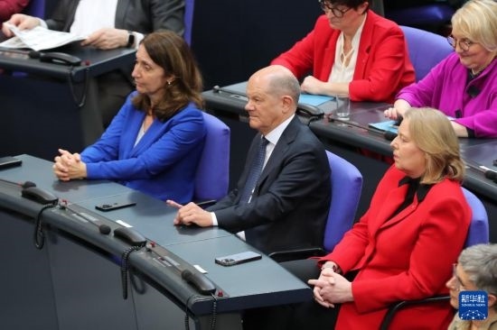 3月25日，在德國柏林，朔爾茨（中）出席新一屆德國聯(lián)邦議院首次全體會議。新華社記者 杜哲宇 攝