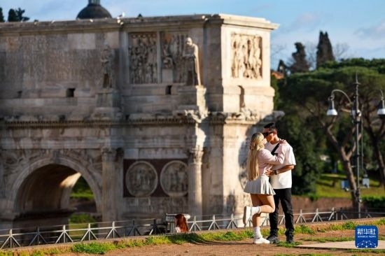 3月25日，在意大利羅馬，情侶在君士坦丁凱旋門前留影。新華社記者 李京 攝
