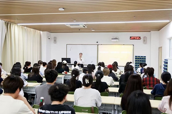 深圳職業(yè)技術(shù)大學(xué)黨委副書記、校長許建領(lǐng)為學(xué)生授課。學(xué)校供圖