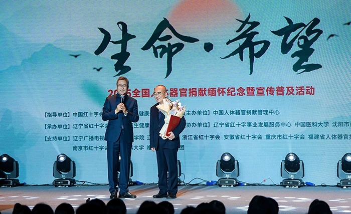 中國紅十字會副會長白巖松在現(xiàn)場采訪“人民英雄”張定宇教授。主辦方供圖