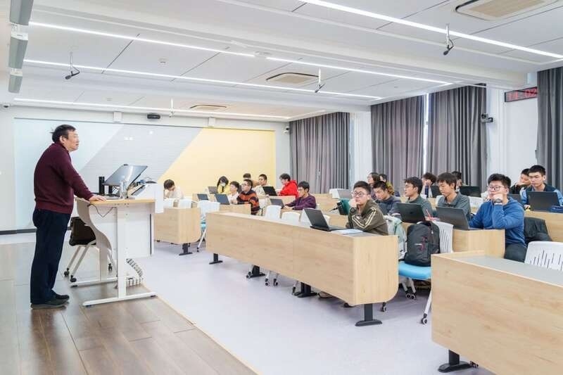 北航面向全校本科生開設(shè)《人工智能導(dǎo)論》通識(shí)必修課。校方供圖