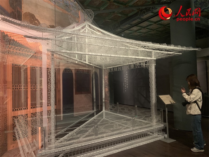 游客在故宮博物院參觀展覽。人民網(wǎng)記者 韋衍行攝