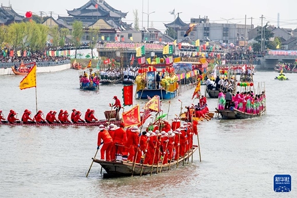 ?4月4日，選手在參加茅山會船盛會 。?新華社發(fā)（楊玉崗 攝）