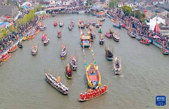 ?4月4日，選手在參加茅山會船盛會（ 無人機(jī)照片）。?新華社發(fā)（顧繼紅 攝）