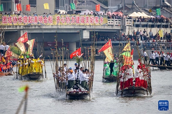 ?4月4日，選手在參加茅山會船盛會。新華社發(fā)（湯德宏 攝）