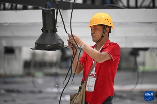 4月4日，工作人員在海南國際會展中心內(nèi)布設(shè)燈光。