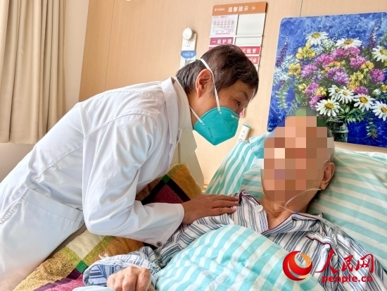 秦苑查房時詢問患者情況。人民網(wǎng) 陳葉欣攝