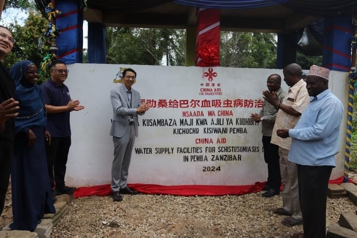 中國援助桑給巴爾血吸蟲病防治技術(shù)項(xiàng)目安全供水工程揭牌儀式日前在當(dāng)?shù)嘏e行。 施亮攝