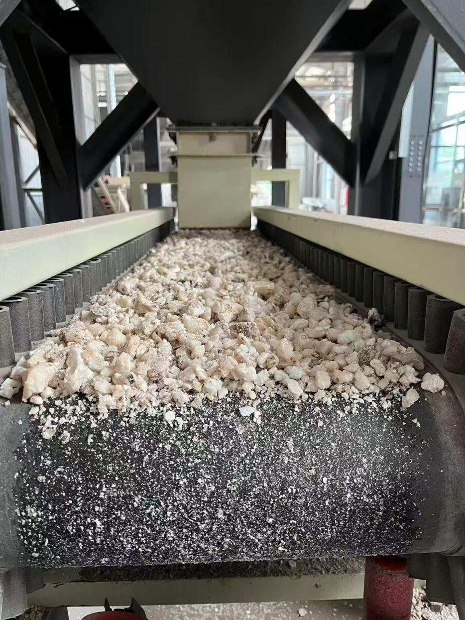 高純石英生產(chǎn)線。自然資源部供圖