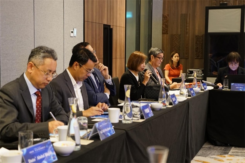 《南洋商報》總編輯羅依薇（左四）進行致辭。林俊揚攝