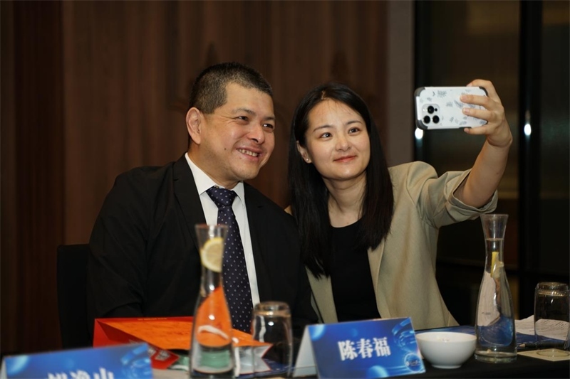 分享會上，中方記者同與會代表合影留念。林俊揚攝