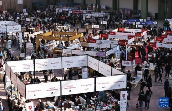 4月11日，人們?cè)诜▏?guó)巴黎大皇宮參加2025巴黎書展。新華社記者 高靜 攝