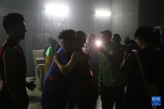 4月10日，在塞內(nèi)加爾首都達(dá)喀爾的國家大劇院，中央音樂學(xué)院進(jìn)擊打擊樂團(tuán)成員與塞內(nèi)加爾杜杜·恩迪亞耶·羅斯打擊樂團(tuán)成員在演出后臺(tái)擁抱。新華社記者 司源 攝