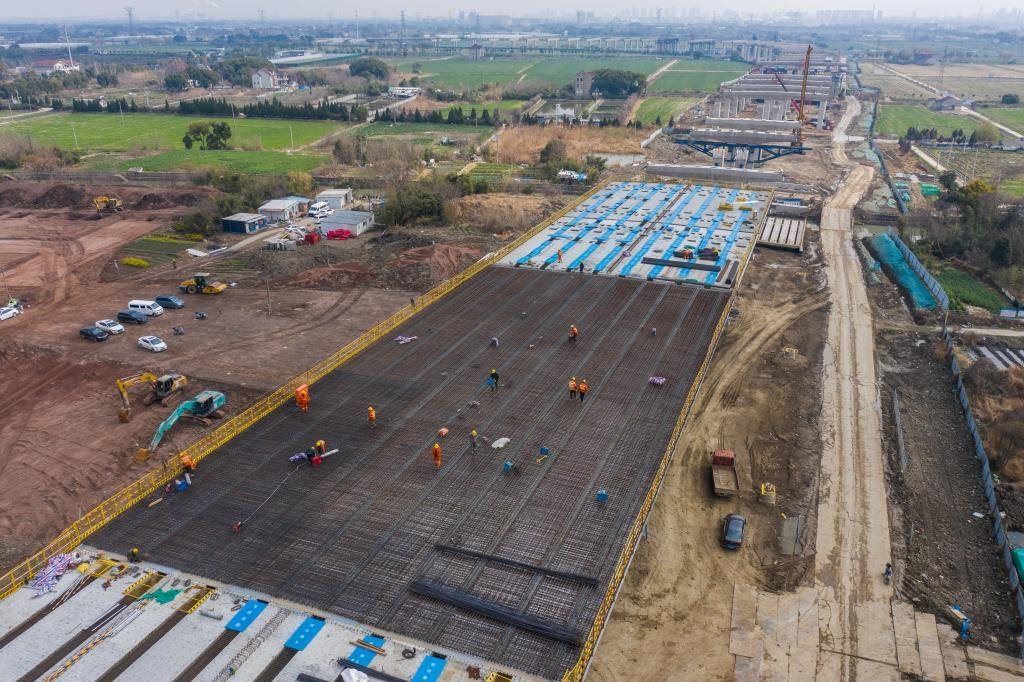 3月7日，在524國(guó)道秀洲王江涇至新塍公路工程TJ02標(biāo)段，作業(yè)人員正在進(jìn)行60米鋼混組合梁現(xiàn)澆橋面板鋼筋焊接及綁扎作業(yè)（無(wú)人機(jī)照片）。新華社記者 徐昱 攝