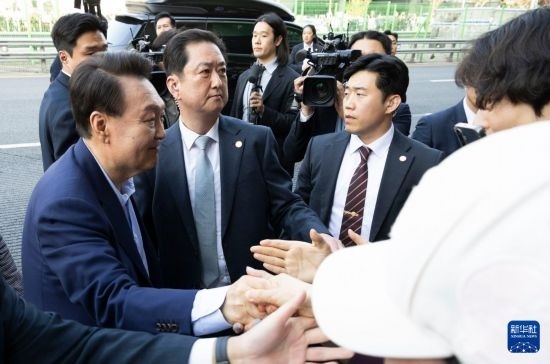 4月11日，韓國(guó)前總統(tǒng)尹錫悅（左一）在離開首爾漢南洞官邸時(shí)與支持者握手。新華社發(fā)（全休相攝）