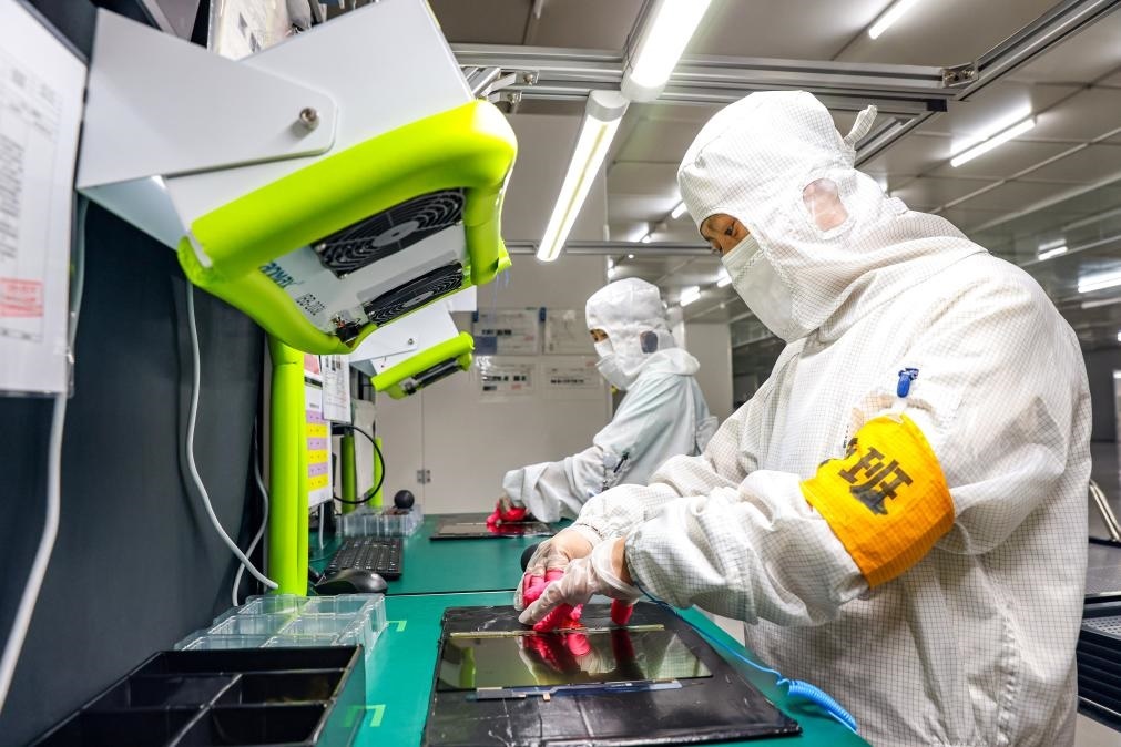 3月27日，在位于寧夏賀蘭工業(yè)園區(qū)的湯姆森電氣有限公司生產(chǎn)車間內(nèi)，工作人員制作硅膠絕緣護(hù)套。新華社記者 楊植森 攝