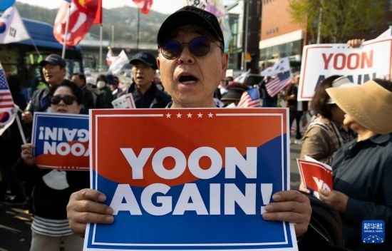 4月11日，在韓國(guó)首爾漢南洞官邸附近，支持者為韓國(guó)前總統(tǒng)尹錫悅送行。新華社發(fā)（全休相攝）