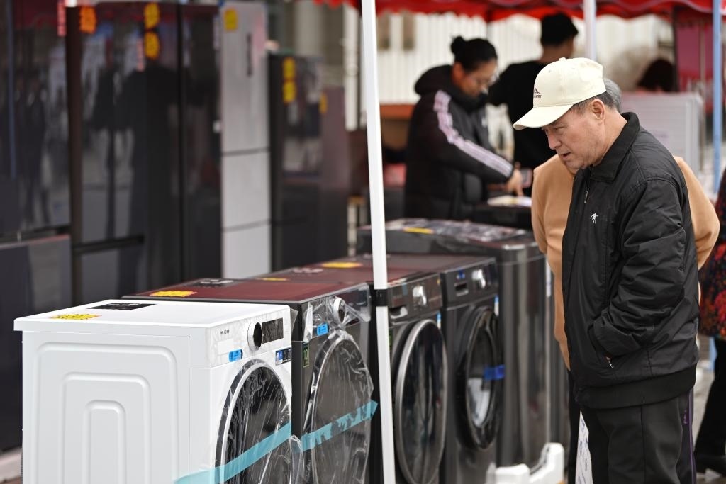 3月28日，天津市北辰區(qū)舉行2025年消費(fèi)品以舊換新惠民服務(wù)活動(dòng)，吸引眾多市民前來(lái)選購(gòu)。新華社記者 李然 攝