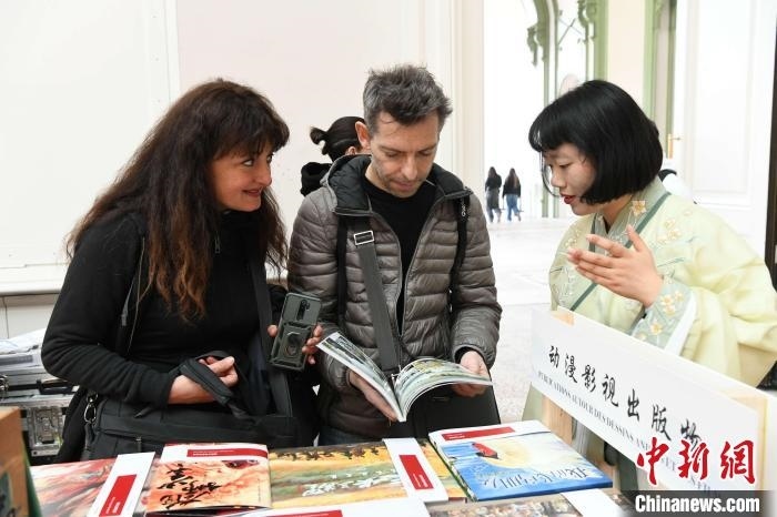當?shù)貢r間4月11日，2025年巴黎圖書節(jié)在巴黎大皇宮揭幕。中國出版代表團攜千余種中國精品圖書亮相展會。 中新社記者 李洋 攝