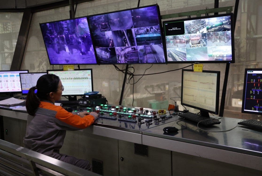 工作人員在馬中關丹產業(yè)園內的聯(lián)合鋼鐵生產車間內工作。（人民日報記者楊一 攝）