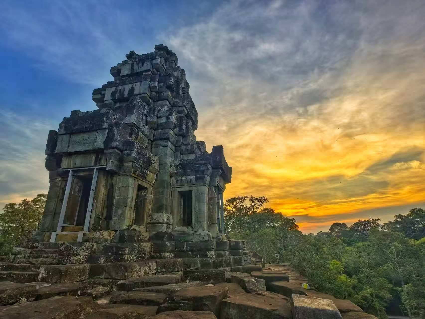 由中國專家修復(fù)的茶膠寺最高處的砂巖塔。（人民日報記者強薇 攝）