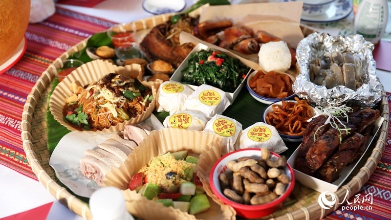 長桌宴上擺滿了海南特色佳肴。人民網(wǎng)記者 符武平攝