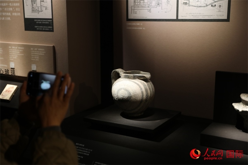 參觀者在拍攝。4月14日，來自希臘伊拉克利翁考古博物館的文物在故宮博物院展出。（人民網(wǎng) 張澤宇攝）
