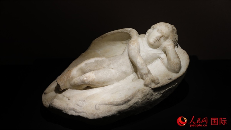 沉睡的厄洛斯大理石浮雕。4月14日，來自希臘伊拉克利翁考古博物館的文物在故宮博物院展出。（人民網(wǎng) 張澤宇攝）
