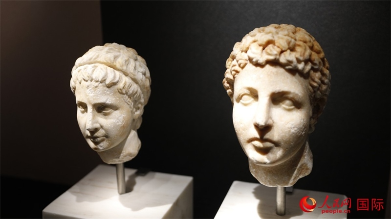兄弟大理石頭像。4月14日，來自希臘伊拉克利翁考古博物館的文物在故宮博物院展出。（人民網(wǎng) 張澤宇攝）