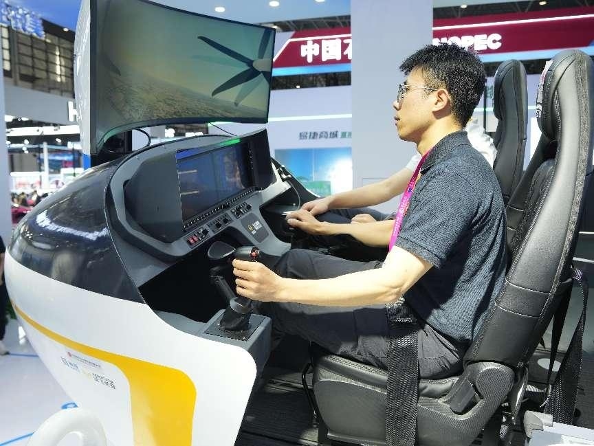 記者體驗低空經(jīng)濟的應(yīng)用消費場景。人民網(wǎng)記者 張力洋攝