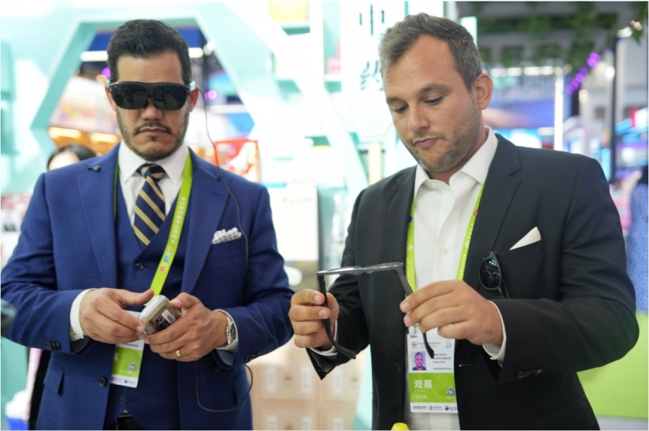 觀展嘉賓體驗科技消費新產(chǎn)品。中國國際消費品博覽會組委會網(wǎng)上新聞中心供圖