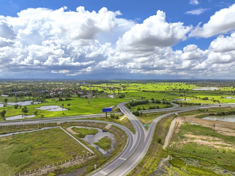 2024年9月25日在柬埔寨磅士卑省拍攝的金港高速公路（無人機照片）。連接柬埔寨首都金邊和最大深水海港西哈努克港的金港高速公路，是中柬共建“一帶一路”標志性項目。