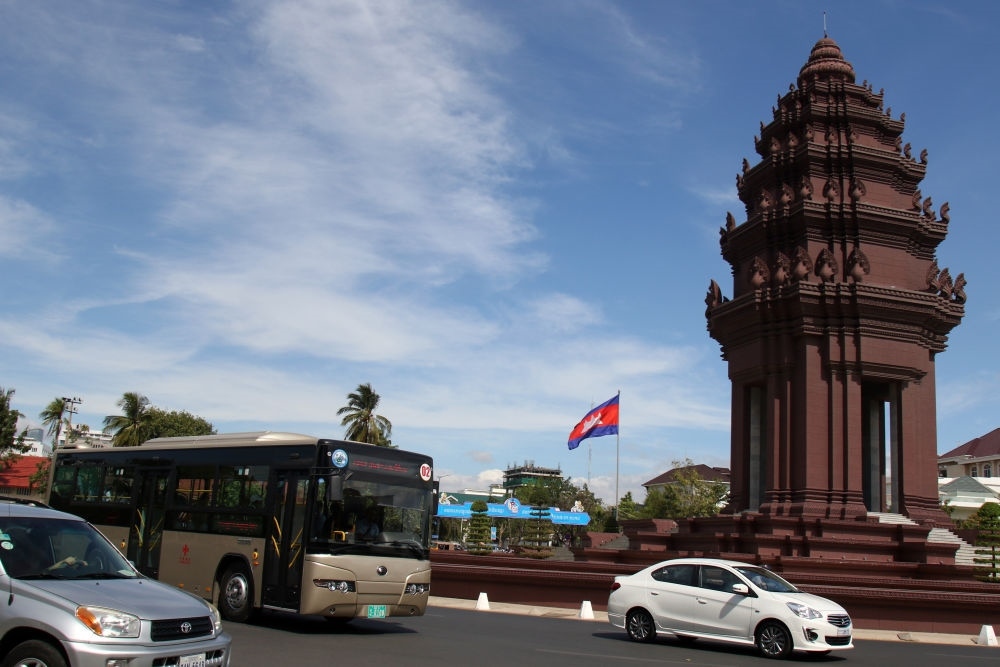 2018年1月5日，在柬埔寨金邊，一輛中國援助的“宇通”公交車經過獨立紀念碑。