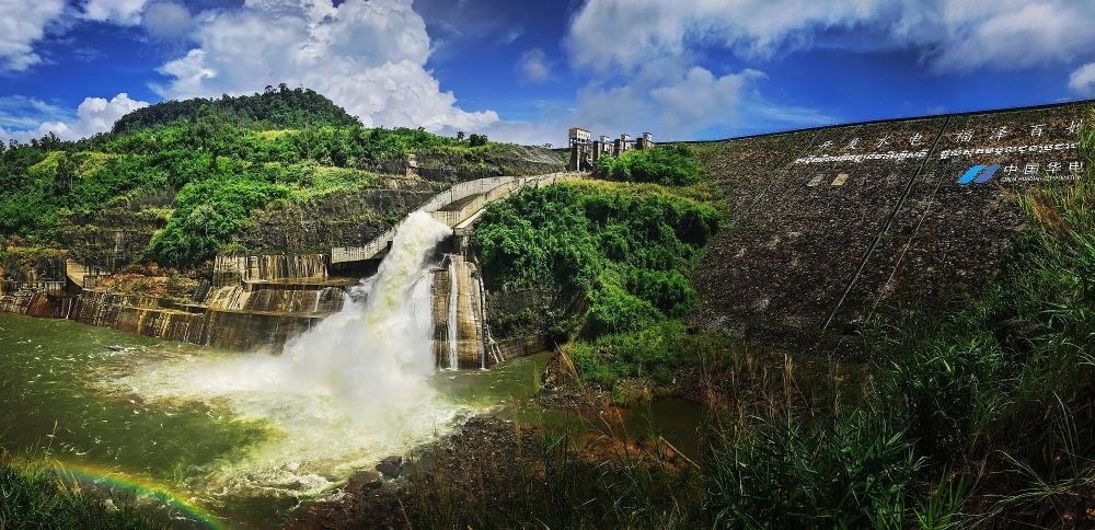 2018年6月22日在柬埔寨戈公省拍攝的中國援柬額勒賽水電站上大壩。