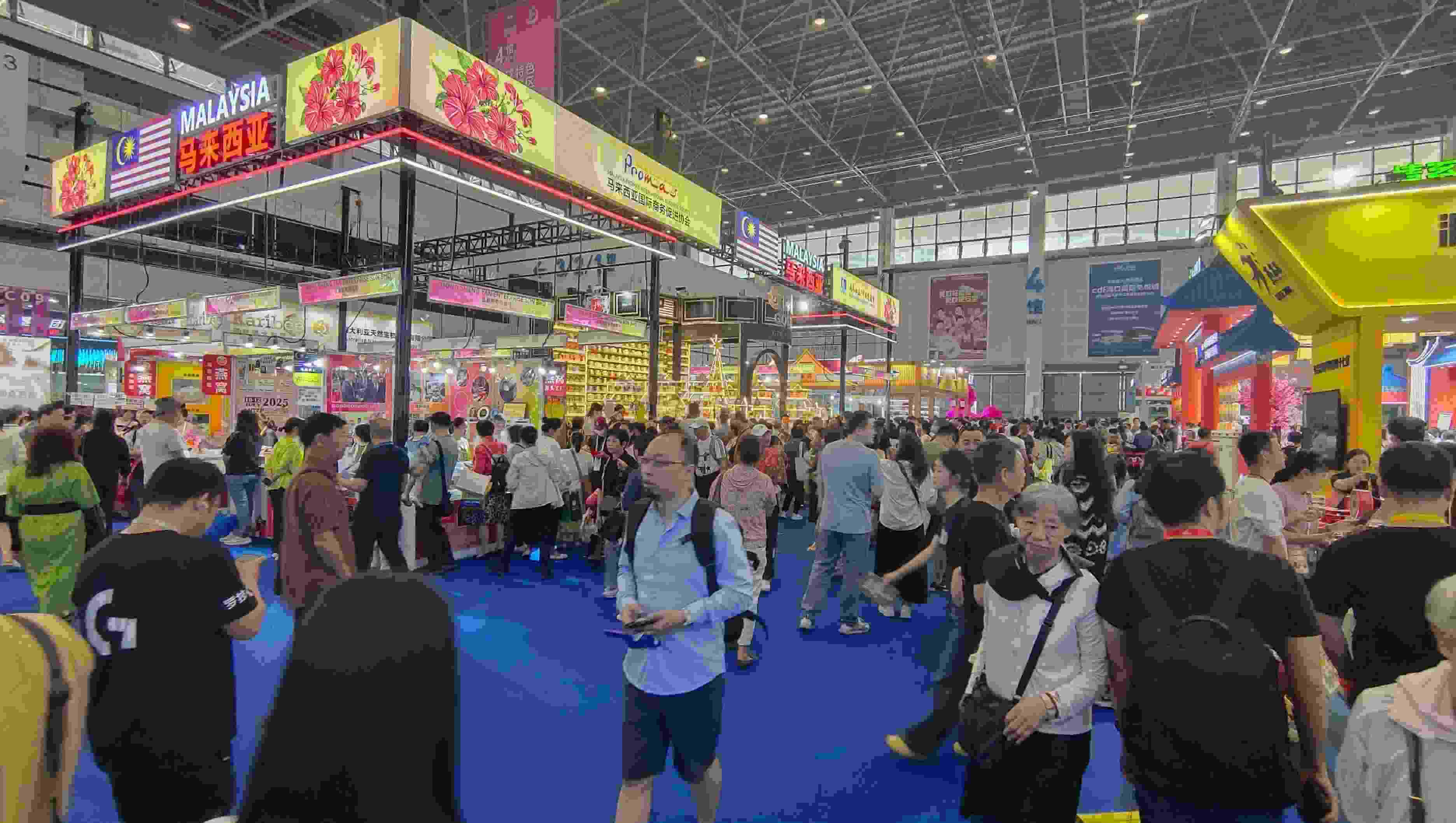 消博會(huì)迎來(lái)公眾開放日，眾多市民、客商來(lái)到展館參觀、購(gòu)物。人民網(wǎng)記者 李彤?dāng)z