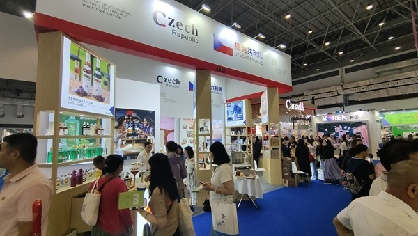 觀展者在各國(guó)展臺(tái)采購(gòu)、咨詢。人民網(wǎng)記者 李彤?dāng)z