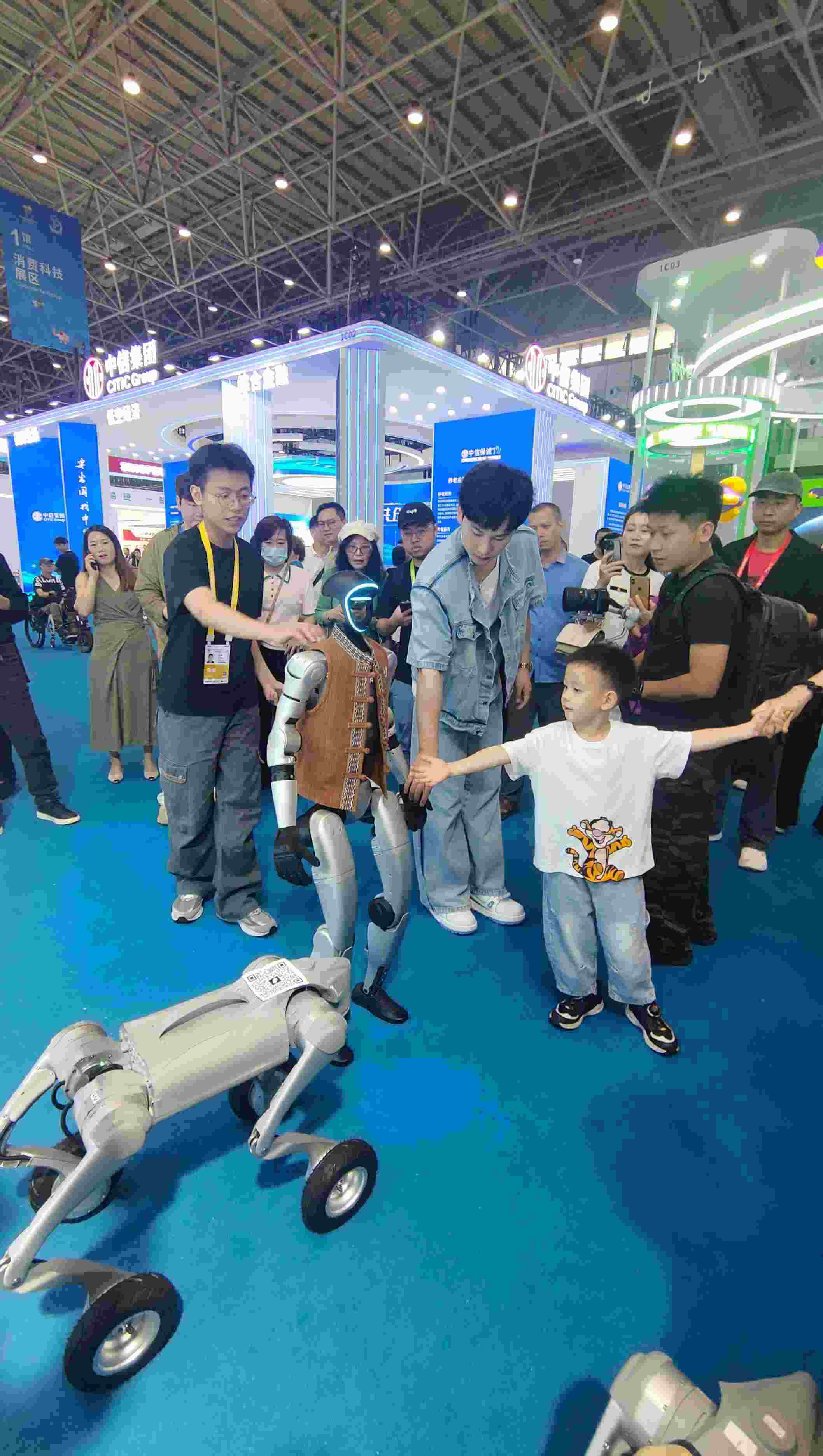 消博會(huì)現(xiàn)場(chǎng)，機(jī)器人等科技消費(fèi)產(chǎn)品吸引觀展者駐足。人民網(wǎng)記者 李彤?dāng)z