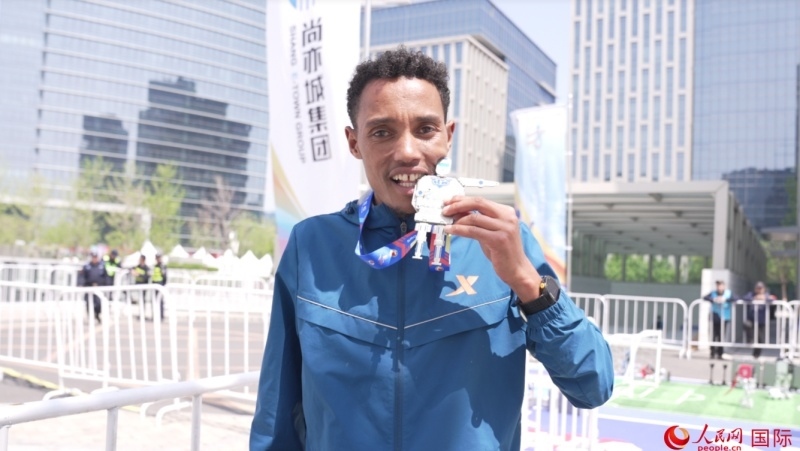 埃塞俄比亞選手圖魯·亞雷德·德梅克獲得本次大賽男子組亞軍。人民網(wǎng)記者 袁蒙攝