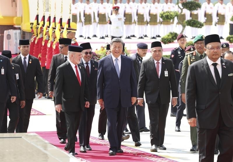 4月16日，馬來(lái)西亞最高元首易卜拉欣在馬來(lái)西亞國(guó)家王宮廣場(chǎng)為習(xí)近平主席舉行隆重歡迎儀式。