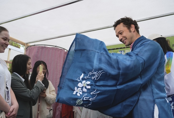 外國(guó)青年試穿漢服。中外語(yǔ)言交流合作中心供圖