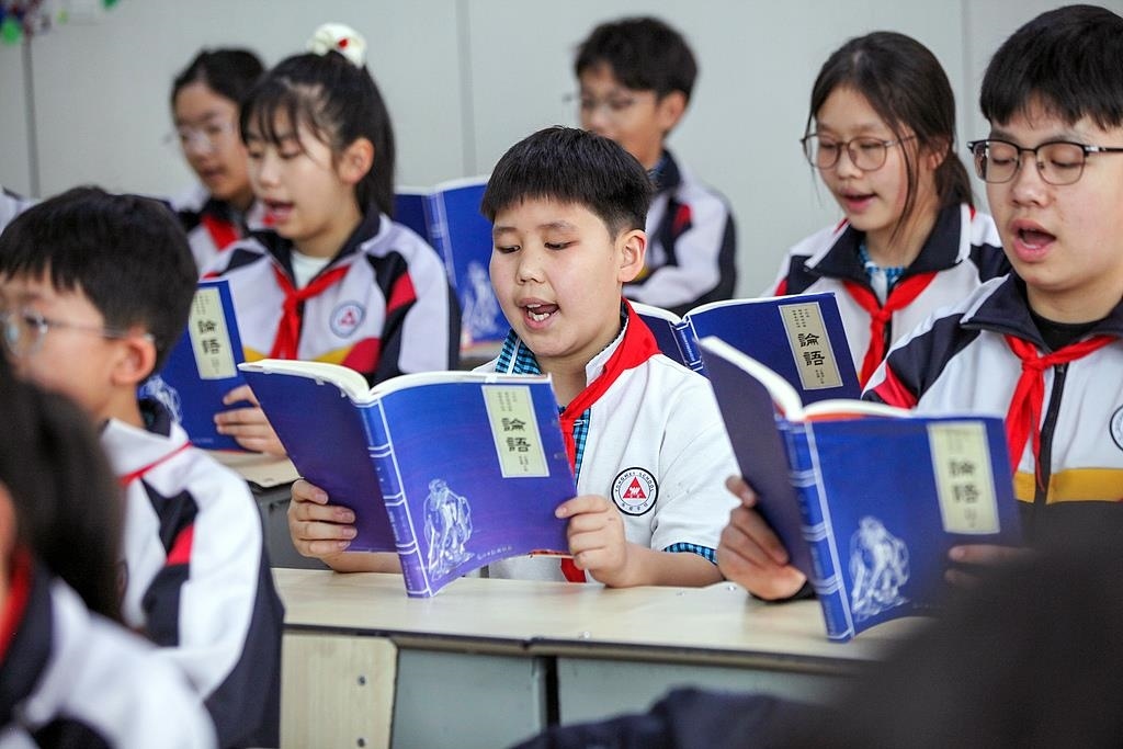 △2025年4月21日，河南焦作，學生們在誦讀《論語》。