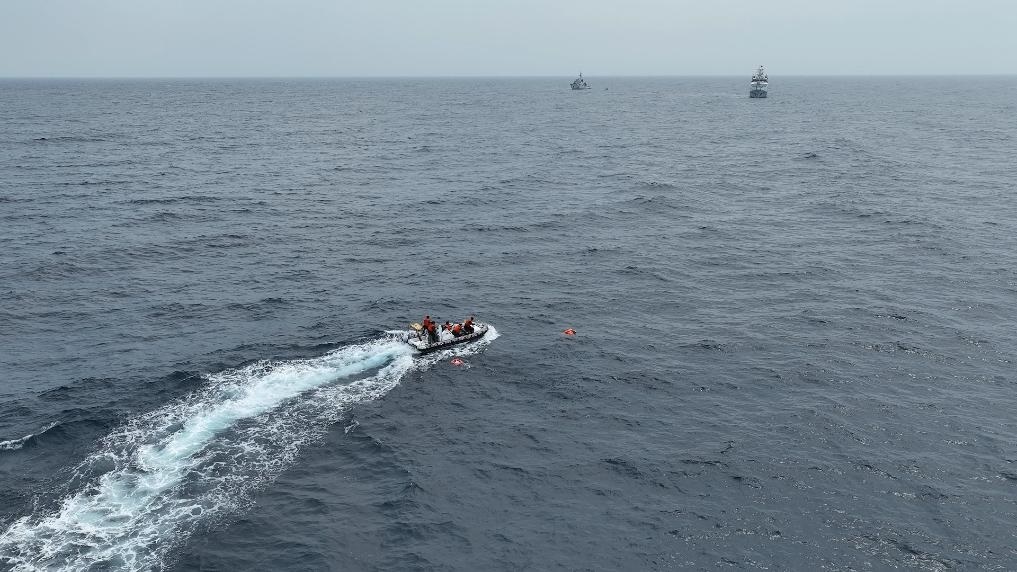 4月23日，中越海警開展海上聯(lián)合搜救演練，模擬營救落水人員。（中國海警供圖）