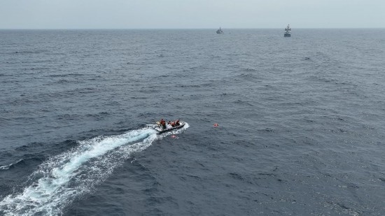 4月23日，中越海警開展海上聯(lián)合搜救演練，模擬營救落水人員。（中國海警供圖）