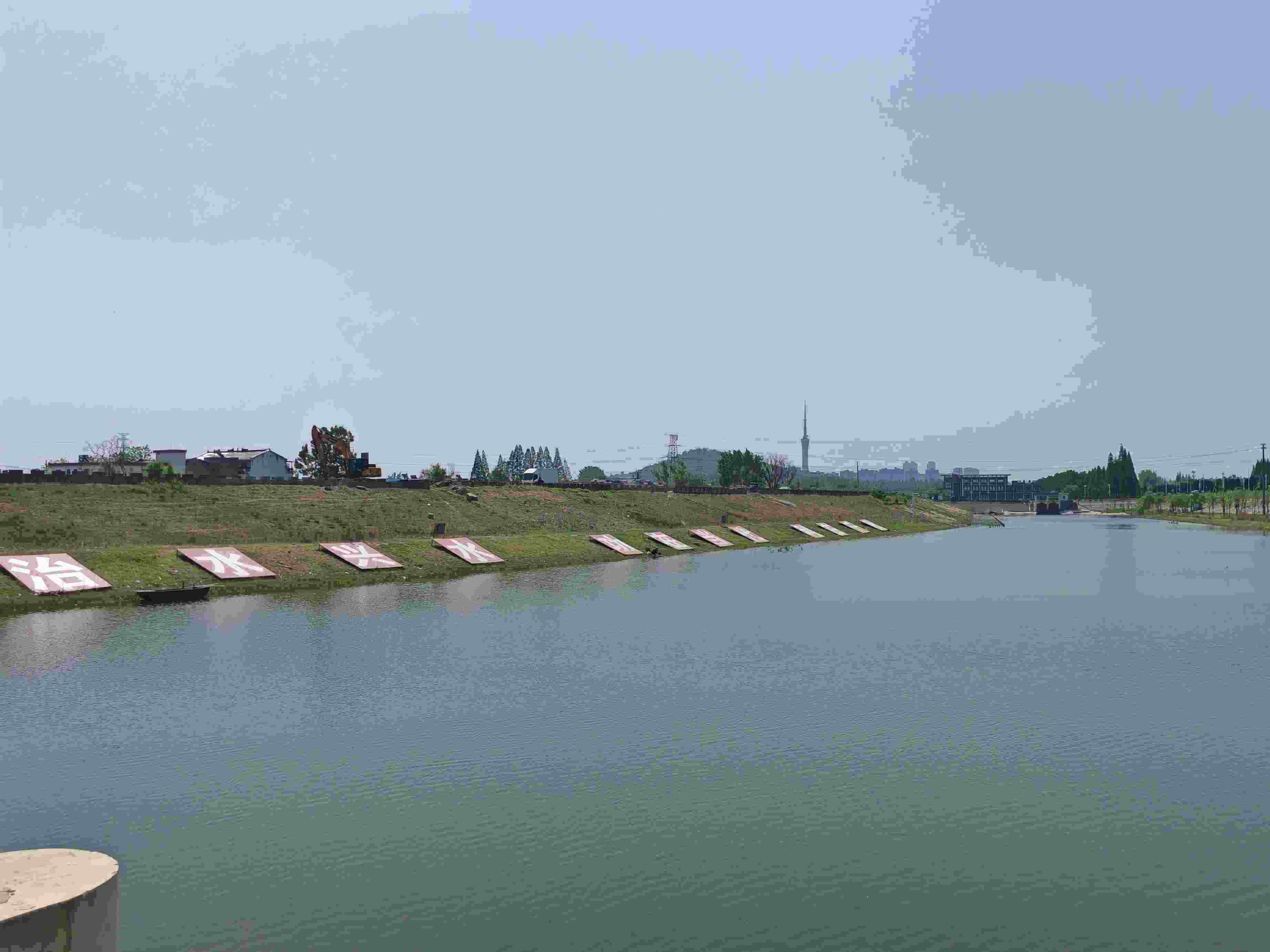 在龍子湖樞紐上眺望靚麗的淮河美景。人民網(wǎng)記者 王子鋒攝