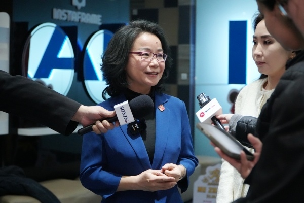 沈敏娟大使接受中蒙主流媒體采訪。中國駐蒙古國使館供圖